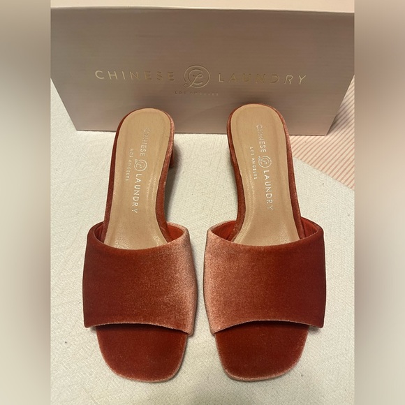 NWT - Chinese Laundry Velvet Rose Heeled Sandals - Picture 3 of 6